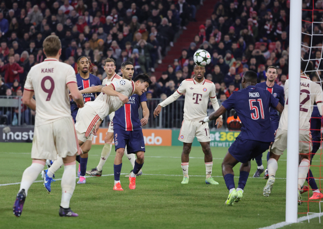 바이에른 뮌헨의 김민재가 27일 독일 알리안츠 아레나에서 열린 2024-2025 UEFA 챔피언스리그 PSG와의 리그 페이즈 5차전에 출전해 헤더로 선제골을 넣고 있다. 연합뉴스