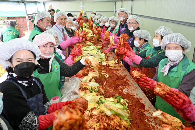 대구 군위군새마을회는 경로당, 저소득층에 전달할 김치 나눔 행사를 열었다. 군위군 제공