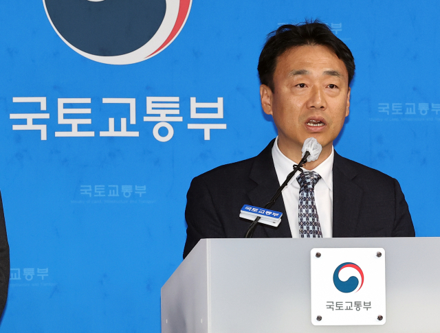 국토교통부 이상주 국토도시실장이 27일 정부세종청사 국토교통부 기자실에서 1기 신도시 선도지구 선정 결과를 발표하고 있다. 연합뉴스