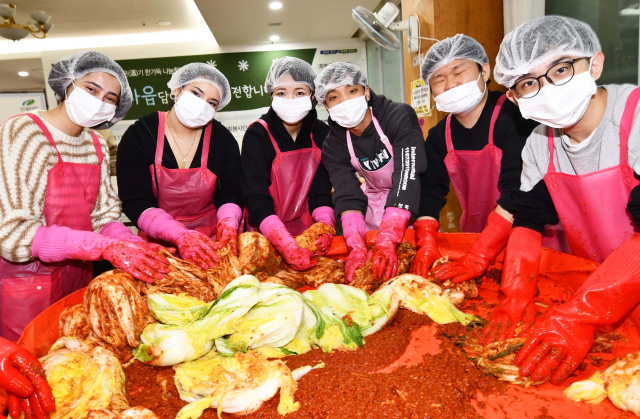 영진전문대 사회봉사단이 27일 김장김치를 버무리고 있다. 영진전문대 제공