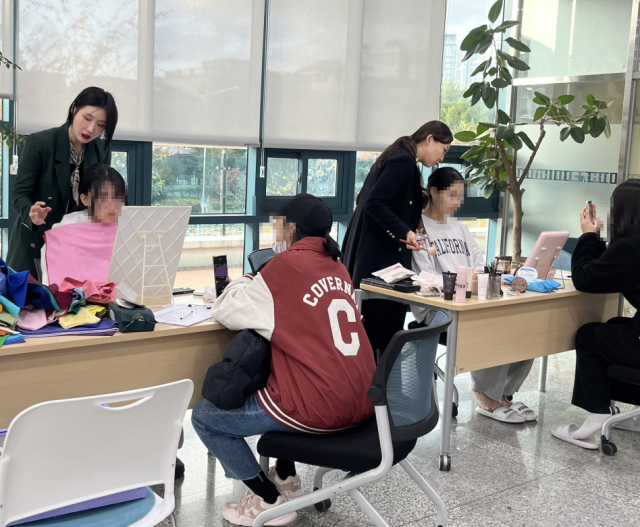 지난 24일 부산 기장군 정관도서관에서 수능을 마친 수험생들이 이미지메이킹 프로그램에 참여하고 있다. [사진=기장군]