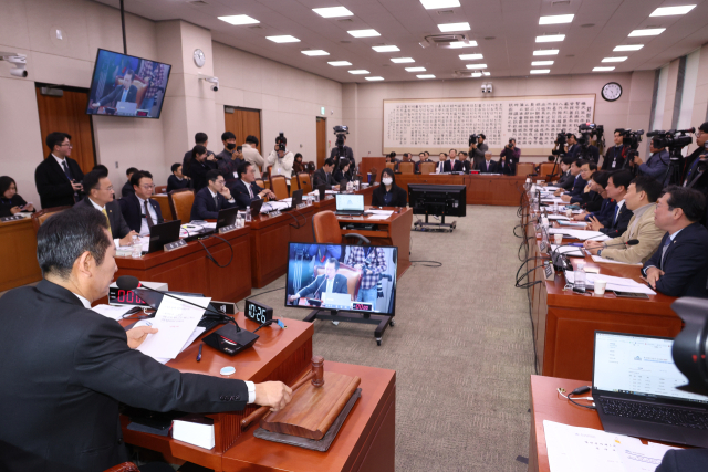 27일 서울 여의도 국회에서 열린 법제사법위원회 전체회의에서 정청래 위원장이 의사봉을 두드리고 있다. 법사위는 이날 강백신 수원지검 성남지청 차장검사, 엄희준 인천지검 부천지청장에 대한 탄핵청문회 계획서 채택의 건을 통과시켰다. 연합뉴스