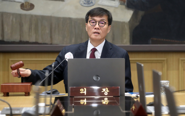 이창용 한국은행 총재가 28일 서울 중구 한국은행에서 열린 금융통화위원회에서 의사봉을 두드리고 있다. 연합뉴스