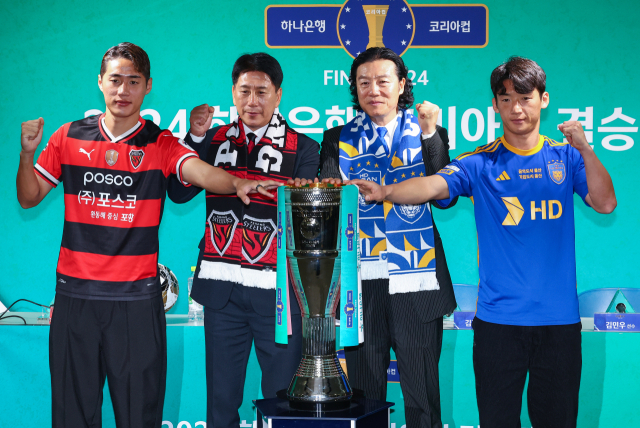 21일 오전 서울 종로구 축구회관에서 열린 2024 코리아컵 결승전 미디어데이 행사에 포항스틸러스 한찬희, 박태하 감독, 울산HD 김판곤 감독, 김민우가 우승 트로피와 함께 기념촬영을 하고 있다. 연합뉴스