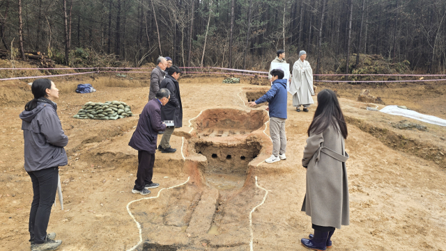 강봉원(경주대학교 교수) 국가유산청 문화유산위원장과 자문위원들이 대구 군위군 삼국유사면 인각사지 가마터 발굴 현장을 확인하고 있다. 군위군 제공