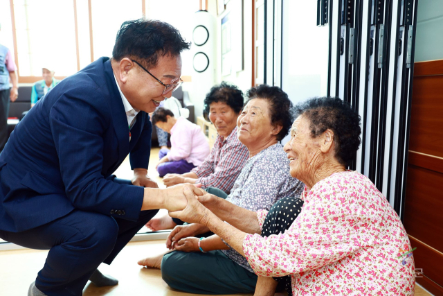 손병복 울진군수가 군민섬김데이를 맞아 마을회관의 어르신을 직접 찾아 애로사항을 살피고 있다. 울진군 제공