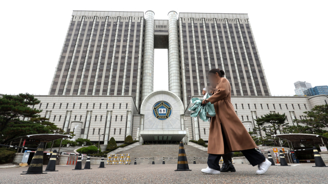 더불어민주당 이재명 대표의 공직선거법상 허위사실 공표 혐의에 대한 1심 판결을 하루 앞둔 14일 서울 서초구 서울중앙지법 모습. 이 대표는 민주당 대선 후보였던 2021년 고 김문기 성남도시개발공사 개발1처장과 백현동 한국식품연구원 부지 용도변경 특혜 의혹과 관련해 허위 발언을 한 혐의로 2022년 9월 재판에 넘겨졌으며 이번 선고는 이 대표가 받는 4개 재판 중 첫 선고이다. 연합뉴스