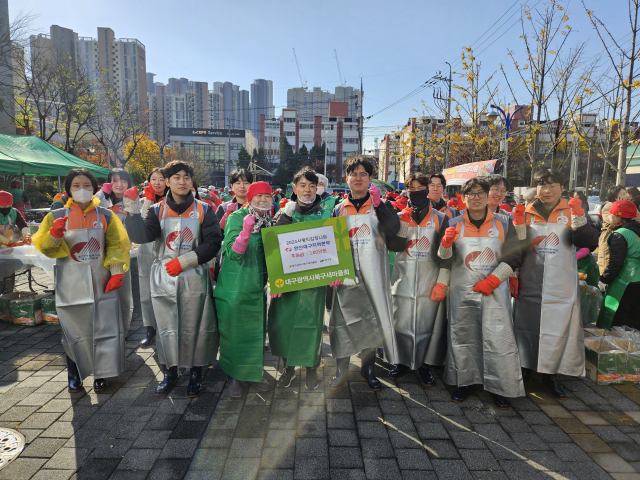 한국전력 대구본부 사회봉사단은 28일 대구시 북구청 별관 주차장에서 소외된 이웃에 사랑을 실천하기 위한 따뜻한 겨울나기 사랑의 김장나눔 봉사활동을 진행했다. 한국전력 대구본부 제공