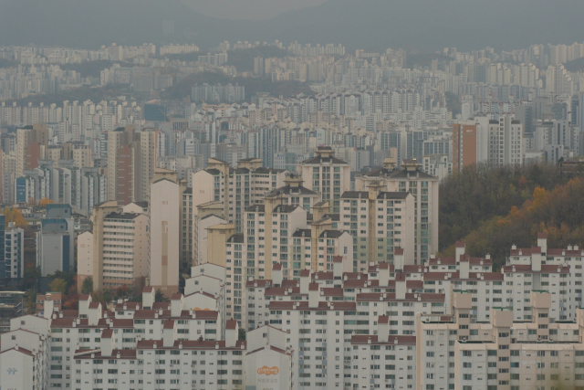 사진은 서울 인왕산에서 바라본 서울 시내 아파트 모습. 연합뉴스