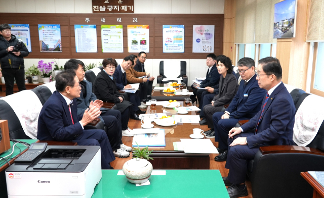 임종식(맨앞 오른쪽) 경북도교육감과 최기문(맨앞 왼쪽) 영천시장이 영천고에서 학교 관계자 및 학부모 등과 만나 현안사항 해결 방안을 모색하고 있다. 영천시 제공