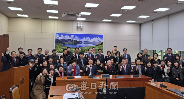 28일 국회 외교통일위원회 회의실에서 김석기 위원장과 시민들이 