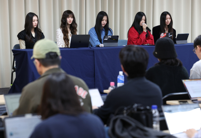 걸그룹 뉴진스가 28일 오후 서울 강남구 스페이스쉐어 삼성역센터에서 열린 전속계약 해지 관련 기자회견에 참석해 있다. 왼쪽부터 해린, 다니엘, 민지, 하니, 혜인. 연합뉴스