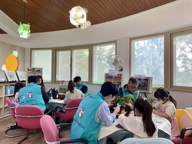 부산신항 인근 복지시설 아동과 부산항만공사, 부산항 터미널 운영사 9개사의 직원들이 화분심기 체험활동에 참여하고 있다. [사진=BPA]