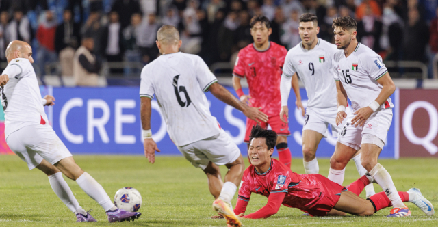 19일 오후(현지시간) 요르단 암만 국제경기장에서 열린 2026 북중미 월드컵 아시아 3차 예선 B조 한국과 팔레스타인의 경기. 한국의 오현규가 상대 골문 앞에서 고전하고 있다. 연합뉴스