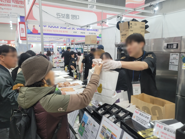 지난 29일 열린 제22회 대구 음식산업박람회에서 한 방문객이 대구 명품 빵 브랜드 