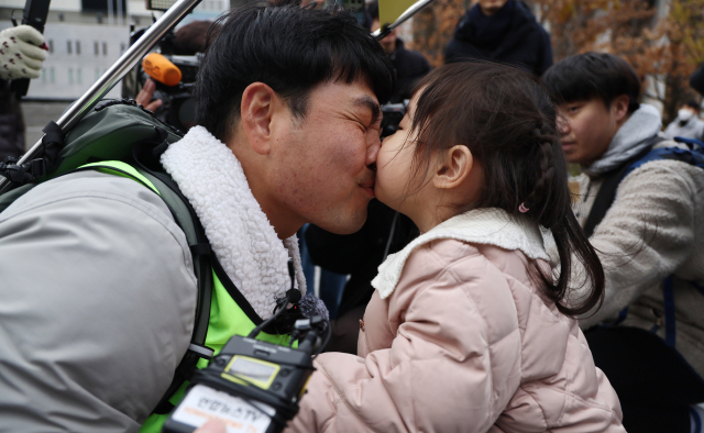 희귀병 딸 치료비 모으려 대장정 나선 애틋한 부정(父情)