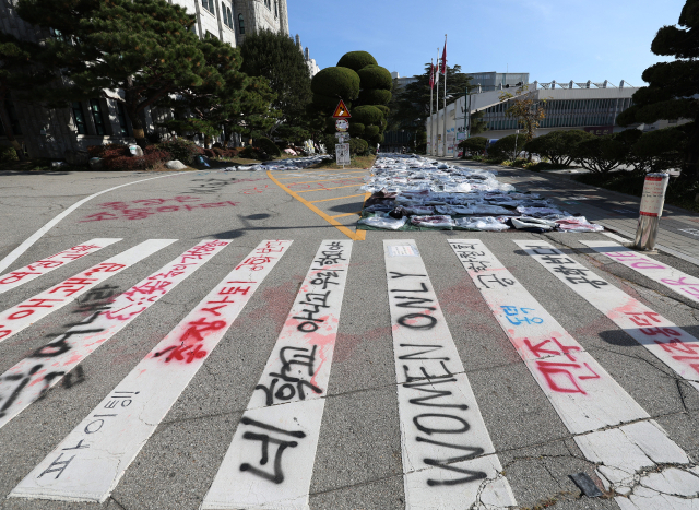 25일 서울 성북구 동덕여대 캠퍼스에 남녀공학 전환 반대를 주장하는 래커칠이 돼있다. 동덕여대가 남녀공학 전환 논의를 중단하기로 하며 학생들의 시위는 일단락되는 모습이지만, 래커칠 등 시위로 인한 학교 측 피해 보상 문제로 의견 대립 중이다. 연합뉴스