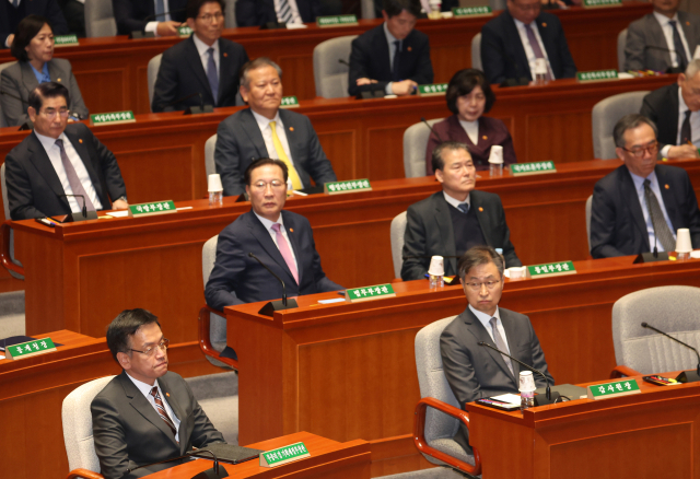 29일 국회에서 열린 예산결산특별위원회 전체회의에서 야당 단독으로 감액 예산안이 통과된 뒤 박정 위원장으로부터 인사말 요청을 받은 최상목 부총리 겸 기획재정부 장관이 요청을 거부한 채 침묵하고 있다. 연합뉴스