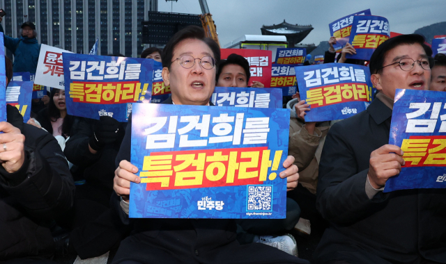 더불어민주당 이재명 대표가 30일 오후 서울 종로구 광화문 북측광장 인근에서 열린 