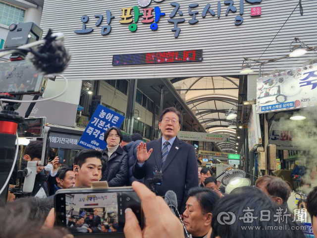 1일 포항 죽도시장을 찾은 이재명 더불어민주당 대표가 단상 위에 올라 연설을 하고 있다. 배형욱 기자