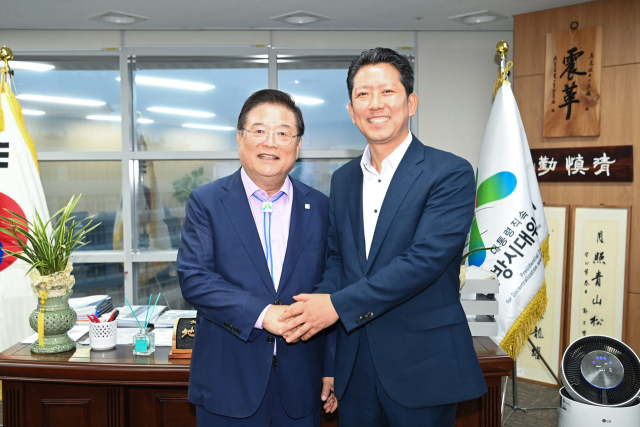 김장호(오른쪽) 구미시장이 우동기 지방시대위원장을 만나 국제학교 설립 지원 등을 요청한 뒤 함께 사진을 찍고 있다. 구미시 제공