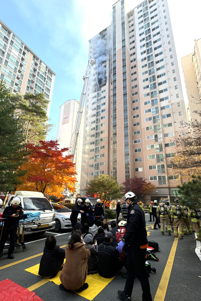 2일 오전 9시 쯤 대구 수성구 황금동 한 아파트 고층에서 화재가 발생한 가운데 소방관들과 구조대원들이 상황을 지켜보고 있다. 우태욱 기자 woo@imaeil.com