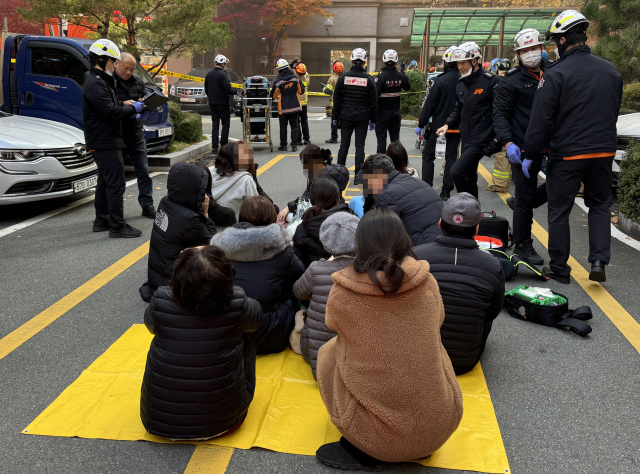 2일 오전 9시 쯤 대구 수성구 황금동 한 아파트에서 화재가 발생한 가운데 주민 20여 명이 밖으로 대피해 있다. 우태욱 기자 woo@imaeil.com