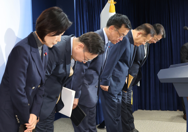 오영주 중소벤처기업부 장관(왼쪽부터), 조규홍 보건복지부 장관, 최상목 경제부총리 겸 기획재정부 장관, 이상민 행정안전부 장관, 방기선 국무조정실장이 2일 서울 종로구 정부서울청사에서 야당 단독감액안 정부입장 합동 브리핑을 마치고 인사하고 있다. 연합뉴스