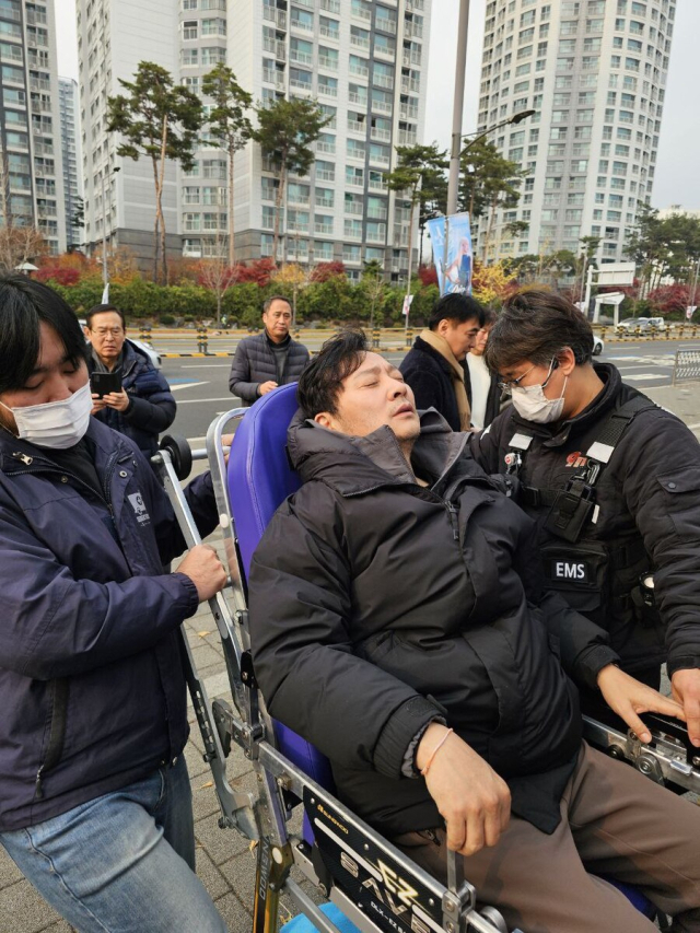 이기흥 대한체육회장의 3연임을 반대하며 단식 투쟁을 한 박창범 대한체육회장 후보자가 2일 건강 악화로 병원으로 이송되고 있다. (박창범 후보 제공)