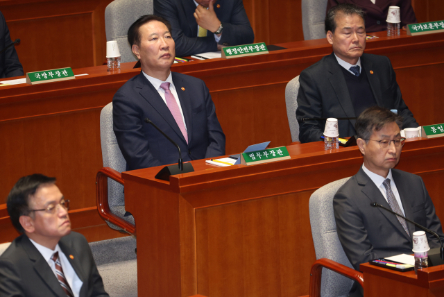 29일 국회에서 열린 예산결산특별위원회 전체회의에서 박성재 법무장관(가운데)과 최재해 감사원장(오른쪽 아래), 최상목 부총리 겸 기획재정부 장관(맨 왼쪽) 등이 굳은 표정을 짓고 있다. 예결위는 이날 감액만 반영한 내년도 예산안을 처리할 예정이다. 연합뉴스