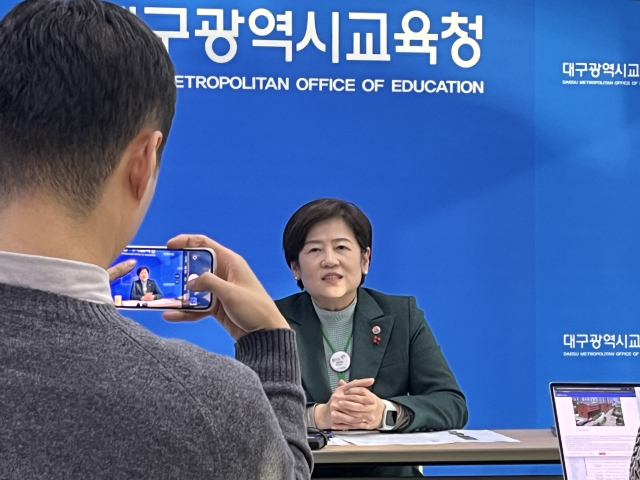 2일 오후 대구시교육청에서 강은희 대구시교육감이 인공지능(AI) 디지털교과서 도입과 관련한 대비책을 놓고 언론 브리핑을 하고 있다. 김영경 기자