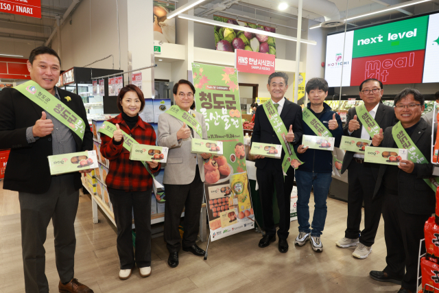 김하수 청도군수와 청도군 관계자들이 캐나다 밴쿠버에서 청도 감말랭이 판촉행사를 벌이고 있다.