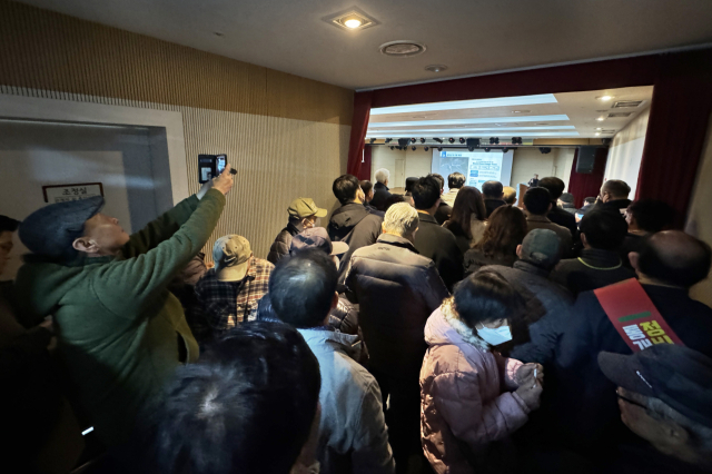 3일 오후 대구 수성구립범어도서관에서 열린 통개발 마스터플랜 주민설명회가 발디딜 틈 없이 붐비고 있다. 우태욱 기자 woo@imaeil.com