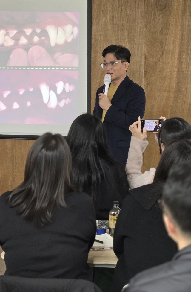 조우재 수의사가 우드스페이스에서 고양이영양학을 주제로 강연을 하고 있다. 바른동물의료센터 제공