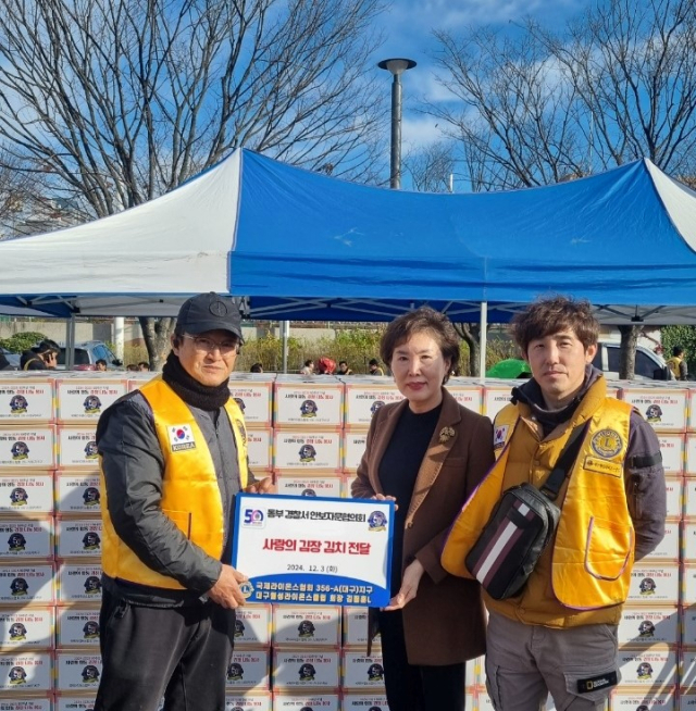 대구동부경찰서(서장 장호식) 협력단체인 안보자문협의회(회장 김필훈)에서 김장철을 맞아 3일 지역 내 탈북민 가정에 김장김치 45박스를 전달했다. 동부경찰서 제공