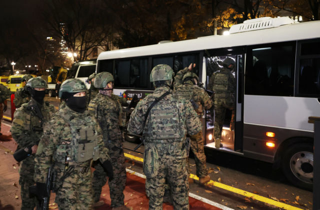 국회 본회의에서 비상계엄 해제를 의결한 4일 새벽 군 병력이 국회에서 철수하고 있다. 연합뉴스