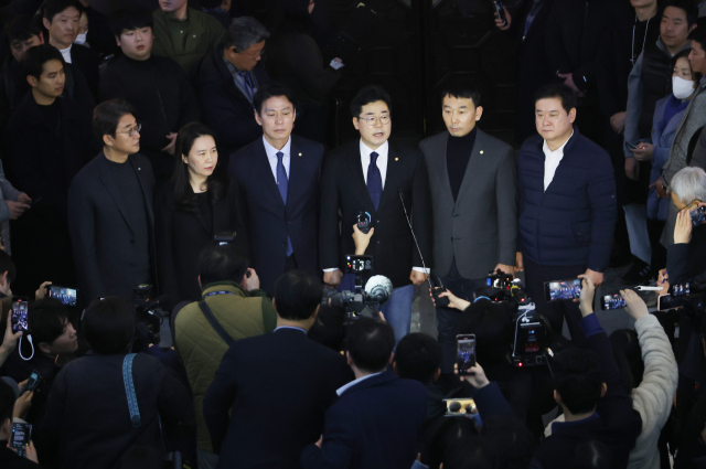 윤석열 대통령이 3일 저녁 비상계엄을 선포한 가운데 4일 새벽 더불어민주당 박찬대 원내대표가 계엄 해제 요구 결의안 가결 뒤 공식 브리핑을 하고 있다. 연합뉴스