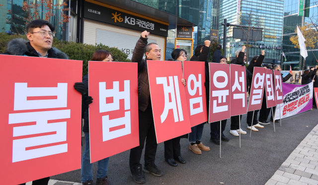 대전 일부 시민사회단체와 정당 등이 연합한 윤석열정권퇴진대전운동본부(운동본부)가 4일 오전 8시부터 대전 서구 둔산동 은하수네거리에서 윤석열 정권 퇴진을 촉구하는 집회를 열고 있다. 연합뉴스