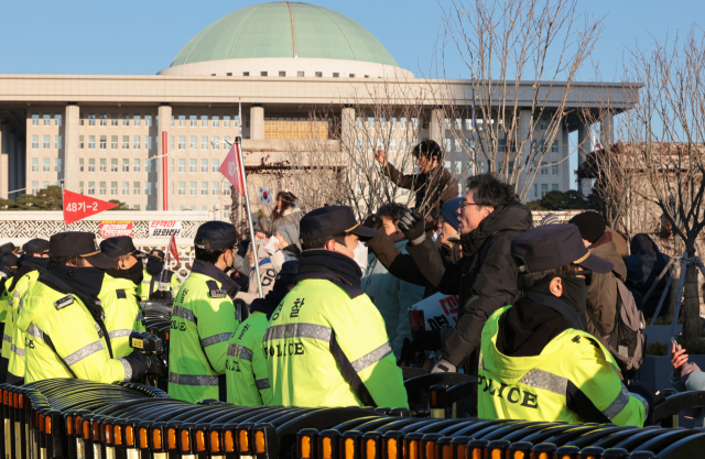 윤석열 대통령이 비상계엄을 선포했다가 해제한 4일 오전 서울 여의도 국회 정문 일대에 경찰들이 배치돼 있다. 연합뉴스