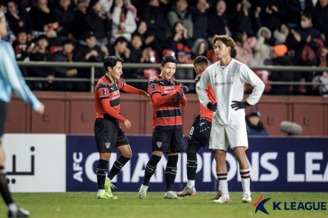 득점 후 동료들과 기쁨을 나누는 포항 김인성. 한국프로축구연맹 제공