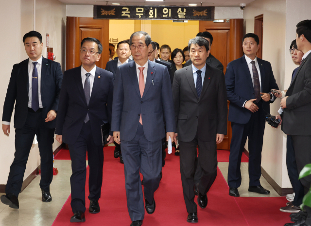 한덕수 국무총리와 관계 장·차관들이 4일 서울 종로구 정부서울청사 국무회의실에서 현안 논의를 마치고 회의장을 나서고 있다. 연합뉴스