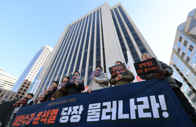 전국언론노동조합, 한국기자협회, 한국사진기자협회 등 언론협업단체 소속 언론인들이 4일 오전 한국프레스센터 앞마당에 설치된 언론자유 상징 조형물 