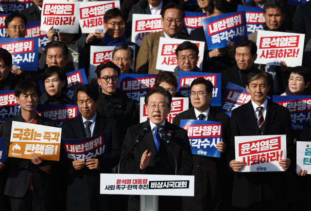 더불어민주당 이재명 대표가 4일 서울 여의도 국회 본청 앞 계단에서 열린 