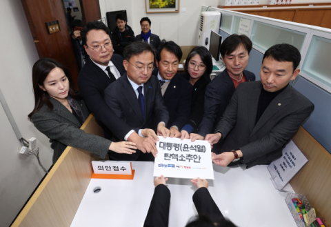 '6시간 비상계엄' 해제 후 정국 격량…野, '尹 내란죄 고발' 본격화