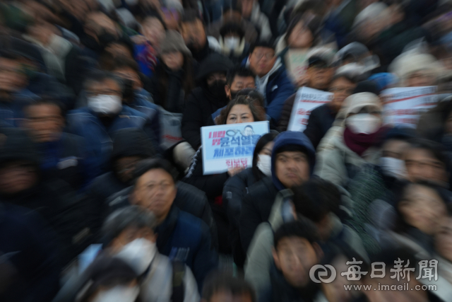 윤석열 대통령이 선포한 비상계엄이 국회의 해제 요구 결의안 통과로 6시간여 만에 해제된 4일 대구 중구 동성로에서 열린 