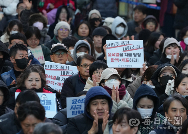 윤석열 대통령이 선포한 비상계엄이 국회의 해제 요구 결의안 통과로 6시간여 만에 해제된 4일 대구 중구 동성로에서 열린 