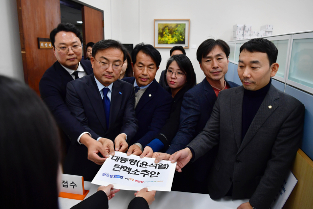 4일 서울 여의도 국회에서 개혁신당 천하람 원내대표, 조국혁신당 신장식 의원, 진보당 윤종오 원내대표, 기본소득당 용혜인 대표, 사회민주당 한창민 대표, 더불어민주당 김용민 의원이 야6당이 공동발의한 윤석열 대통령 탄핵소추안을 제출하고 있다. 연합뉴스