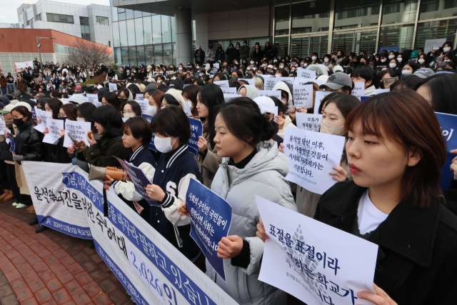 5일 오후 서울 용산구 숙명여자대학교에서 학생들이 윤석열 대통령 퇴진을 위한 시국선언을 하고 있다. 연합뉴스