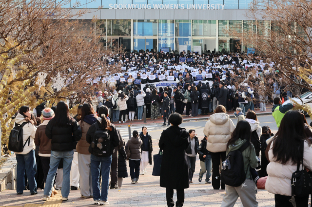 5일 오후 서울 용산구 숙명여자대학교에서 학생들이 윤석열 대통령 퇴진을 위한 시국선언을 하고 있다. 연합뉴스