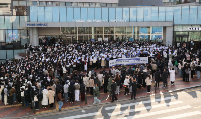 5일 오후 서울 용산구 숙명여자대학교에서 학생들이 윤석열 대통령 퇴진을 위한 시국선언을 하고 있다. 연합뉴스